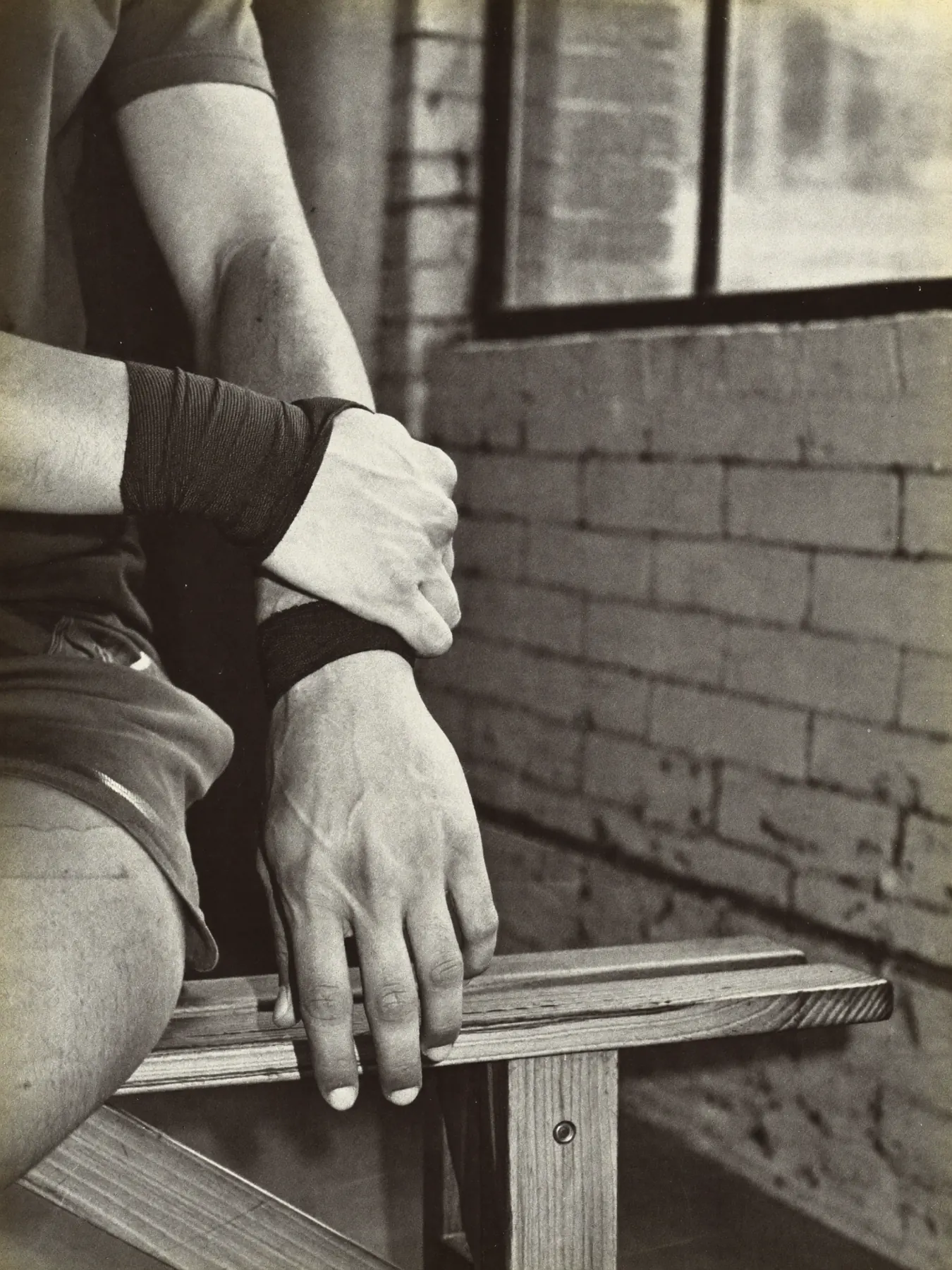 Manos de un boxeador vendándose en blanco y negro